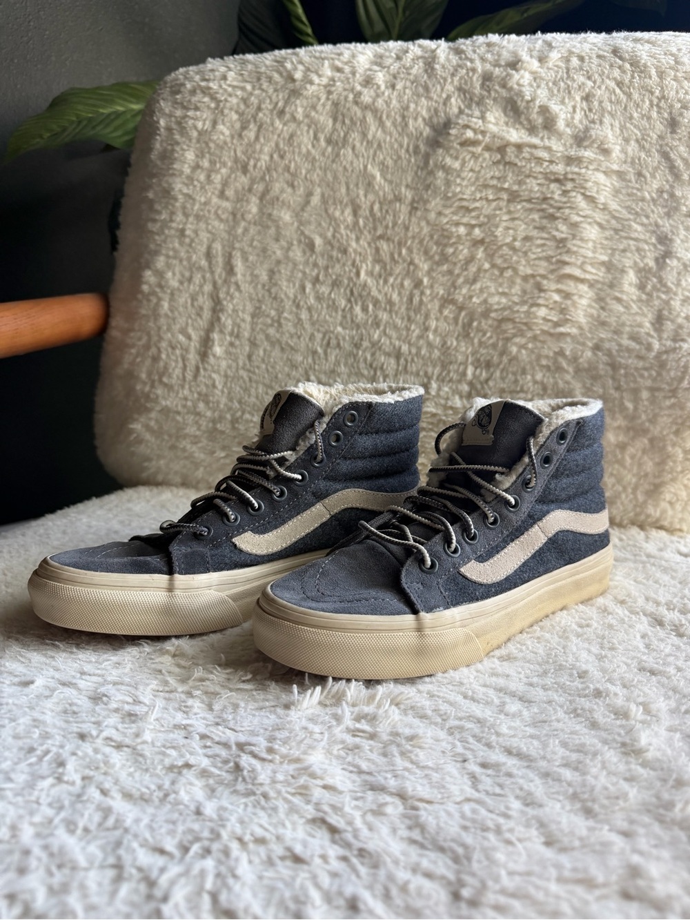 High-Top Sherpa Lined Grey Suede Women’s Vans